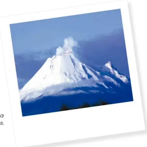 Fotografía de un volcán nevado con una columna de humo, enmarcada como una polaroid.