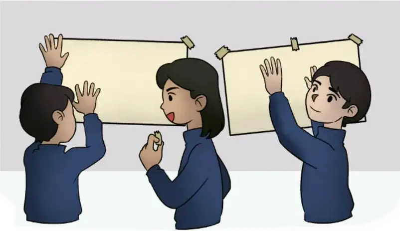 Ilustración de tres estudiantes en un aula: dos sostienen cartulinas o papeles grandes y una compañera al centro parece dirigir la actividad, representando el escenario de mediación.