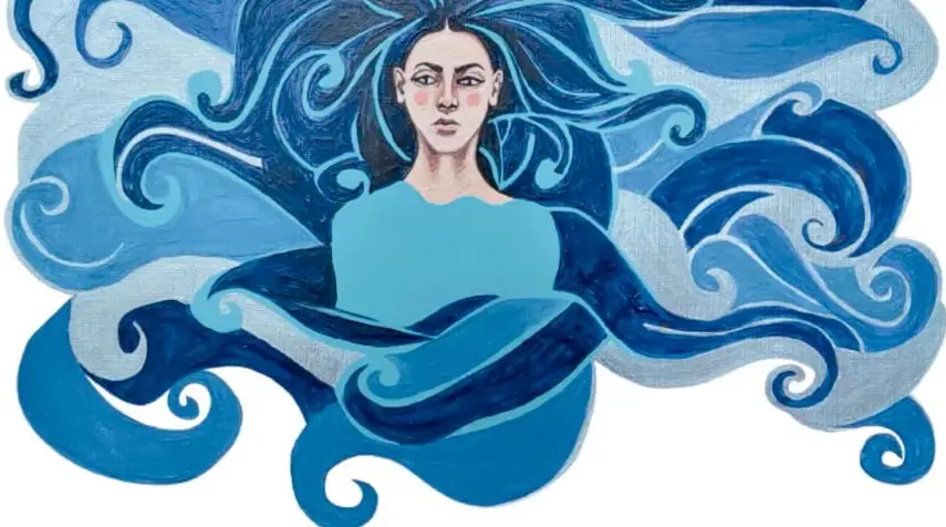 Mujer de cabello oscuro y blusa azul claro entre grandes espirales y olas azules pintadas, como si fuera la ola protagonista.