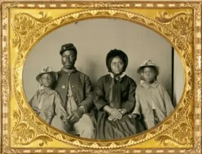 Retrato antiguo enmarcado de una familia afroamericana, posiblemente esclavos liberados.