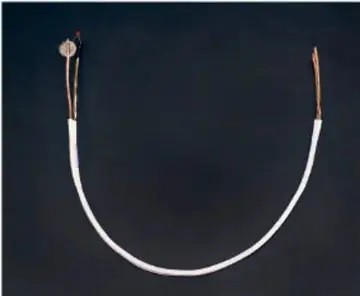 Circuito completo con la pila y el LED encendido, mostrando que las puntas del cable al tocarse cierran el circuito.