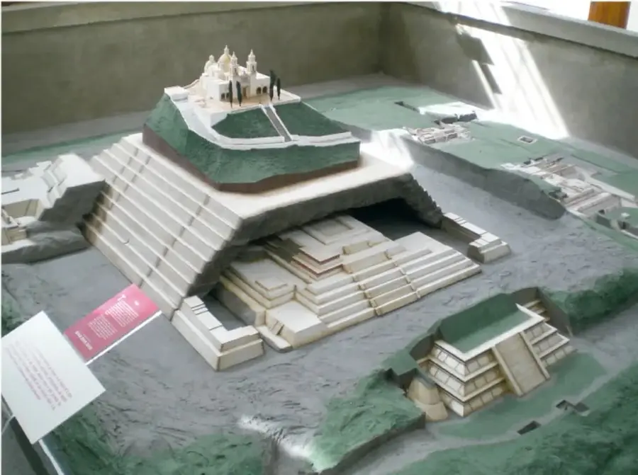 Vista general de la maqueta del Museo de Sitio, donde se aprecian las distintas etapas constructivas y la capa de maleza en la superficie.