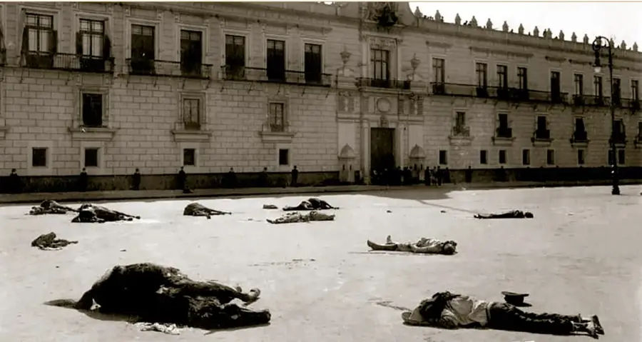 Fotografía histórica en blanco y negro titulada 'Muertes en frente de Palacio Nacional' (9 de febrero de 1913), tomada por Manuel Ramos: muestra varios cuerpos yacentes en la plaza frente a la fachada del Palacio Nacional en la Ciudad de México durante la Decena Trágica.