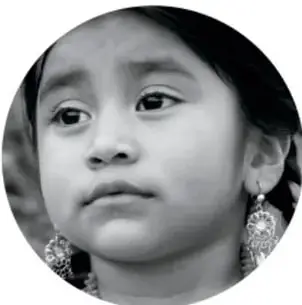 Fotografía en blanco y negro del rostro de una niña indígena con aretes tradicionales, que representa la diversidad cultural de México.