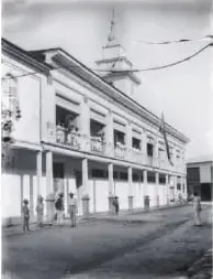 Fotografía histórica de la Escuela Olmedo en Guayaquil, en 1910.