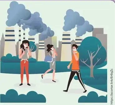 Tres personas caminando con tapabocas en una ciudad gris con humo.