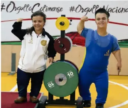 Fotografía de dos atletas juveniles (una mujer y un hombre) en un patio deportivo, junto a discos de pesa; el hombre flexiona el brazo mostrando el bíceps. Detrás se lee '#OrgulloColimense #OrgulloNacional'.