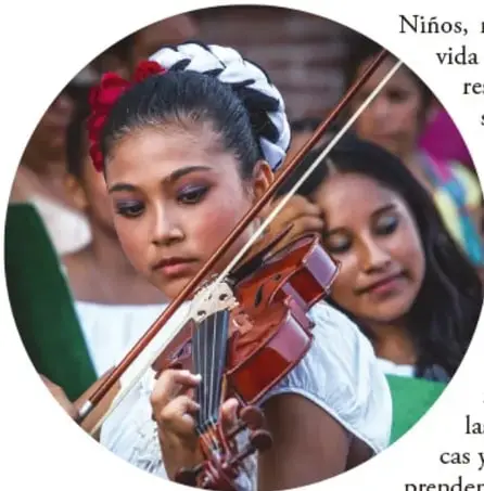 Fotografía circular de una adolescente tocando el violín en un evento comunitario, con otras jóvenes al fondo.