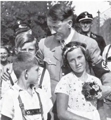 Fotografía de Hitler rodeado de civiles, incluidos niños y una mujer, en un acto público.