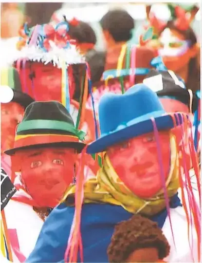 Fotografía colorida de personas con vestimenta y máscaras festivas, relacionada con la diversidad y sus manifestaciones.