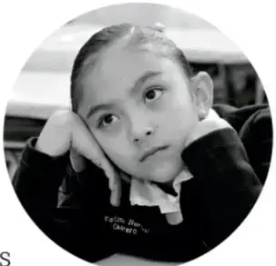 Fotografía circular en blanco y negro de una niña apoyada en las manos, con expresión pensativa.