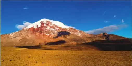 Fotografía de una montaña nevada que ilustra el retroceso de los glaciares y su relación con la biodiversidad de los páramos.