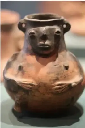 Fotografía de una vasija de cerámica con forma humana (figura antropomorfa) de la cultura valdivia.