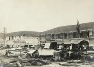 Fotografía histórica de una ciudad ecuatoriana a inicios de la República.