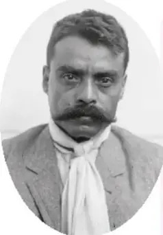 Retrato en blanco y negro de Emiliano Zapata con bigote y traje.