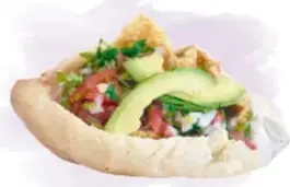 Fotografías de una guacamaya con aguacate, un pozole verde con aguacate y rábanos, y barbacoa envuelta servida en un plato.