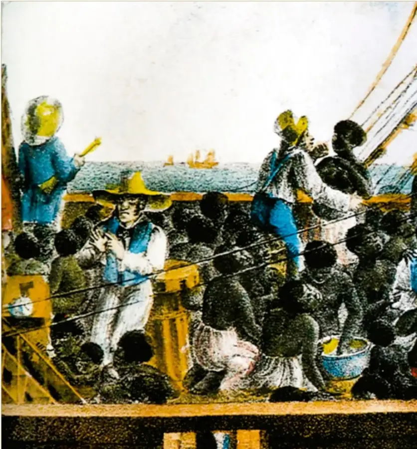 Litografía coloreada del siglo XVIII titulada «Esclavos transportados en un barco negrero» (Biblioteca del Congreso de Estados Unidos): muestra a numerosas personas africanas amontonadas en la cubierta de un barco, algunas encadenadas o vigiladas, junto a hombres armados con sombreros, con el mar y otros barcos al fondo.
