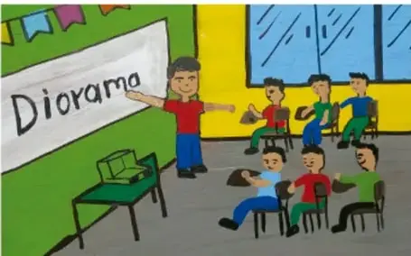 Pintura de Alex Flores Ávila, Puebla: un niño de camiseta roja presenta con los brazos abiertos un diorama rotulado "Diorama" colocado sobre una mesa, ante un grupo de niños sentados en un salón con ventanas azules y banderines de colores.