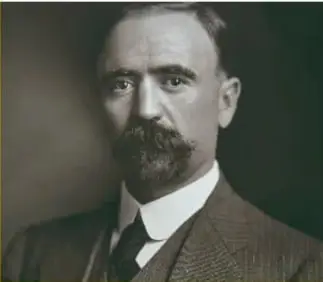 Retrato fotográfico de Francisco I. Madero con traje y corbata.