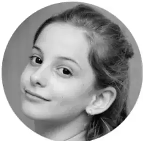 Fotografía en blanco y negro del rostro de una niña sonriendo, dentro de un círculo.