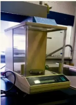 Balanza analítica de laboratorio, instrumento para medir masa con precisión.