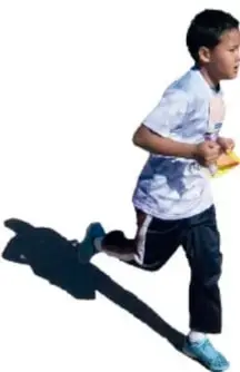 Niño corriendo con uniforme deportivo y una botella en la mano.