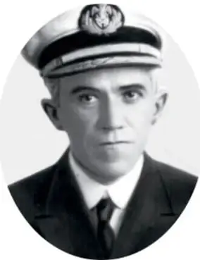 Retrato en blanco y negro de un hombre con uniforme de capitán de marina, con gorra y corbata.