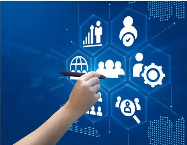 Ilustración digital de una mano sosteniendo un lápiz óptico que interactúa con una red de iconos hexagonales sobre fondo azul. Los iconos representan gráficos de crecimiento, personas, engranajes, una lupa y una red global, simbolizando las TIC y la participación ciudadana.