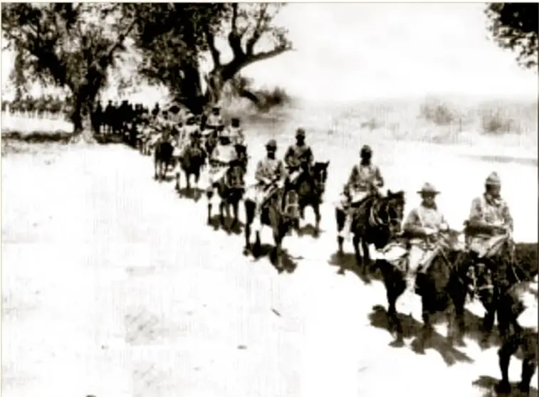 Fotografía histórica: las tropas del general Pershing a caballo en la persecución de Francisco Villa, 1916. Archivo Casasola, INAH.
