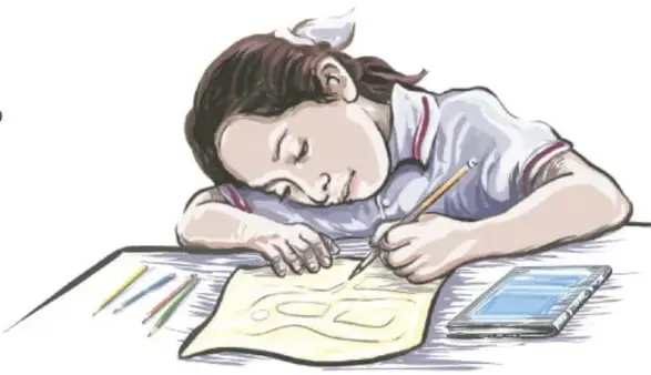 Ilustración de una estudiante inclinada sobre su banco, dibujando un plano en una hoja; a su lado hay colores y una tableta.