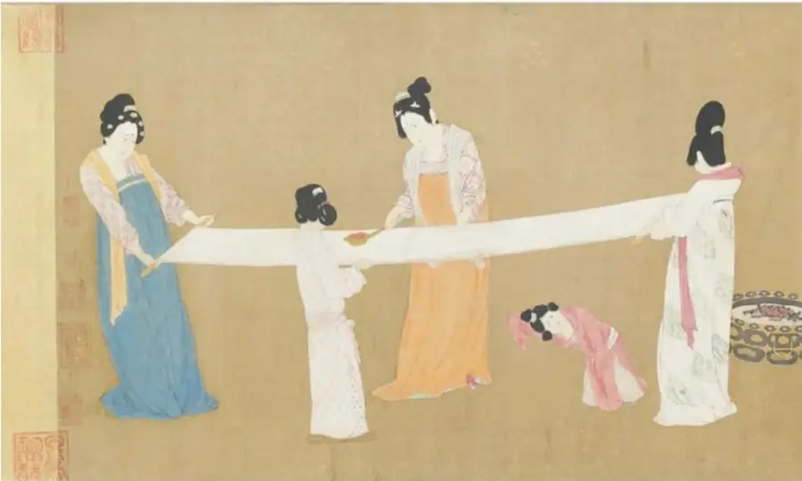 Pintura clásica china de damas de la corte estirando y trabajando un largo rollo de seda, con una niña arrodillada; evoca el comercio de la seda.