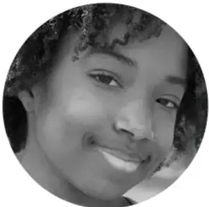 Fotografía circular en blanco y negro del rostro sonriente de una estudiante adolescente.