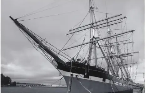 Fotografía en blanco y negro de un barco de vela, relacionada con el comercio marítimo de la época.