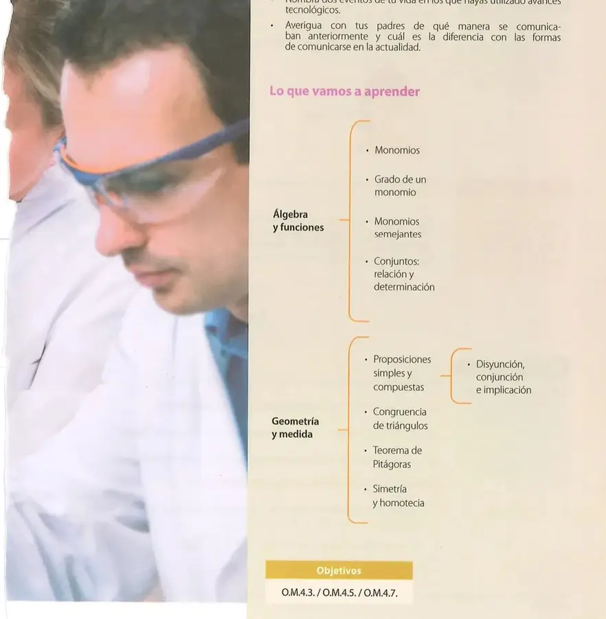 Fotografía de personal de salud utilizando tecnología, posiblemente durante una actividad médica.