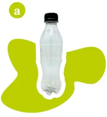 Botella de plástico transparente entera con la tapa puesta, colocada sobre una forma verde, marcada con la letra a).