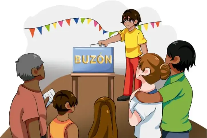 Tres estudiantes elaboran el periódico mural: una sostiene una caja azul, otro pega un elemento y una tercera recorta con tijeras.