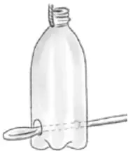 Dibujo de una botella con un cordel amarrado en la boca, primer paso del comedero.