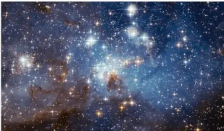 Fotografía de un cúmulo de estrellas azules y brillantes en el espacio profundo.