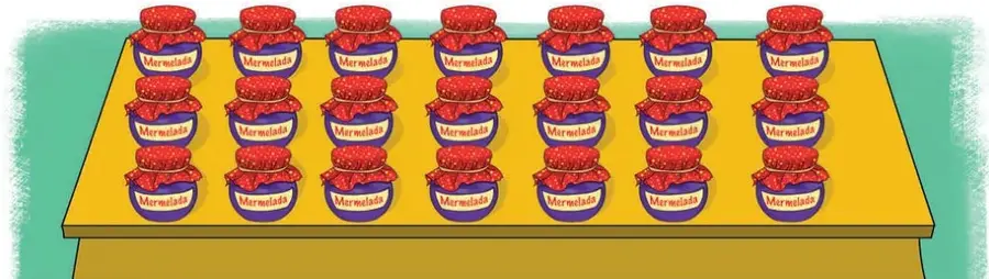Mesa con 21 frascos de mermelada roja ordenados en 3 filas y 7 columnas.