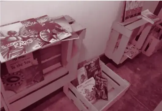 Imagen 2. Después: rincón de lectura con muro de ladrillo blanco y exhibidores frontales de libros.