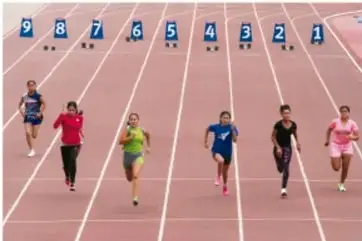 Partido de fútbol femenino en cancha de pasto sintético, ejemplificando actividad física vigorosa.