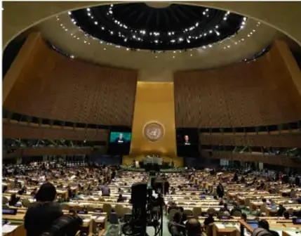 Fotografía de una asamblea internacional en un recinto con delegados de diversos países, representando la diplomacia y los acuerdos internacionales.