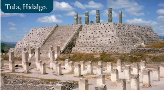 Zona arqueológica de Toluquilla, Querétaro, entre árboles.