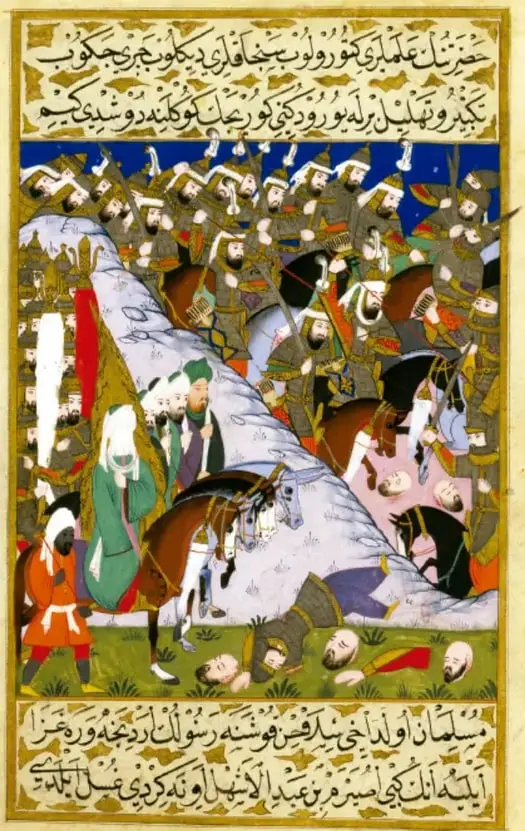 Miniatura persa que representa una batalla entre musulmanes y sus enemigos; aparecen jinetes con estandartes, arcos y espadas, y en la parte superior e inferior hay bandas con caligrafía árabe.