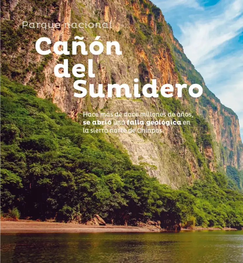 Fotografía del Parque Nacional Cañón del Sumidero: altas paredes de roca con vegetación verde, el río Grijalva al fondo con un banco de arena, cielo azul con nubes. Sobre la imagen, en letra blanca, el título 'Parque nacional Cañón del Sumidero' y el texto 'Hace más de doce millones de años, se abrió una falla geológica en la sierra norte de Chiapas.'