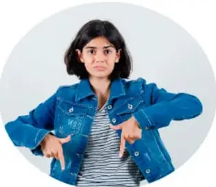 Adolescente con chaqueta de mezclilla señalando su cuerpo con ambas manos.
