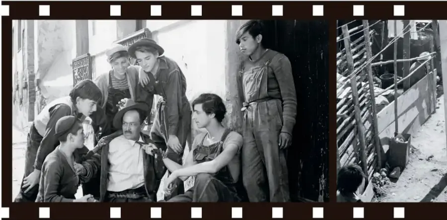 Tira de cine con dos fotografías en blanco y negro de la película Los olvidados: a la izquierda, un grupo de niños y jóvenes junto a un hombre sentado con sombrero en un barrio pobre; a la derecha, una niña pequeña entre estructuras de madera.