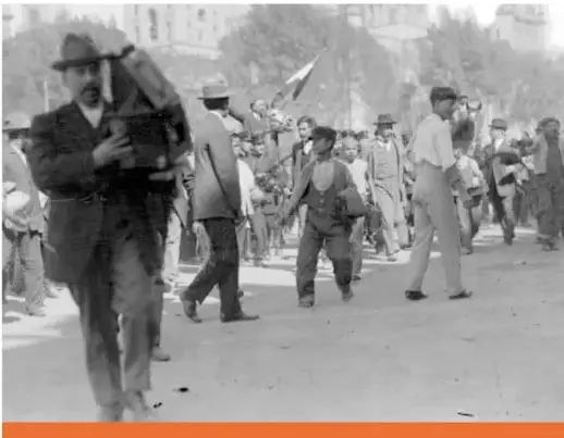Grabado que muestra a los hermanos Serdán defendiéndose del ataque de la policía y el ejército porfiristas.