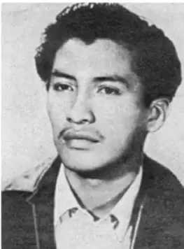 Fotografía en blanco y negro de un hombre joven con cabello oscuro y mirada seria, probablemente un guerrillero mexicano.