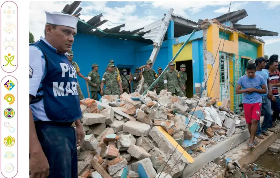 Fotografía de una vivienda colapsada con escombros; al frente, un brigadista con chaleco 'PLAN MAR' y personal militar y de Protección Civil; a la derecha, vecinos observando.
